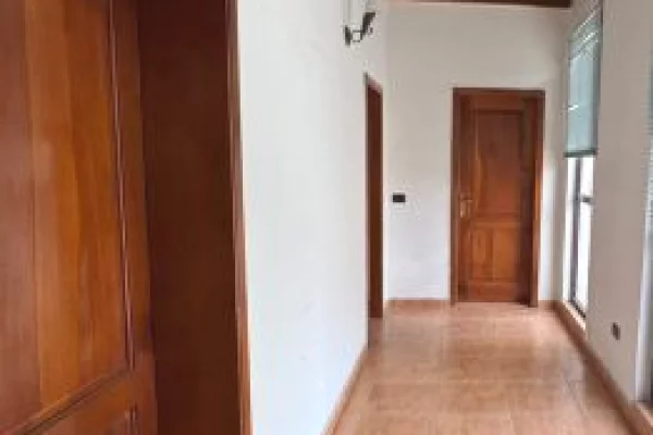 Ambient biznesi me qera 2+1 ne Tirane - 1,200 Euro