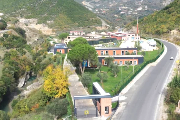 Ambient biznesi me qera 4+1 ne Tirane - 800 Euro