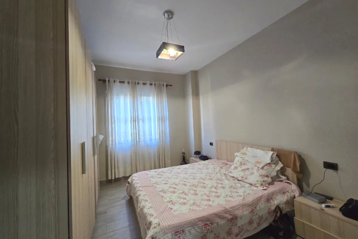 Shtepi ne shitje Apartament ne Tirane, 1+1, Mobilimi E mobiluar, Pagesa 90,000  Euro.