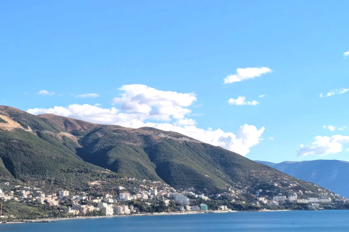 Shtepi me qera Duplex(shtepi me 2 kate) ne Vlore, 2+1, Mobilimi E mobiluar, Pagesa 1,500  Euro.