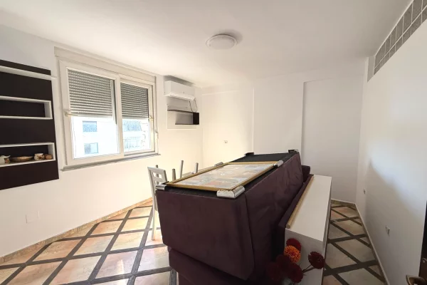 Jepet me qira ambient biznesi tek ish Ekspozita , Vasil Shanto , Rruga Myslym Shyri ||312