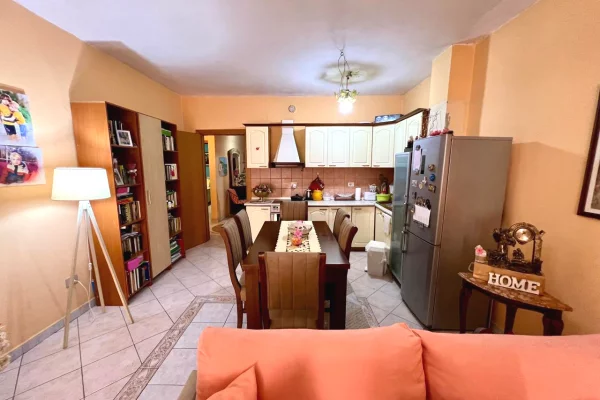 Shitet apartament 3+1+2+Verande tek Rruga Ismail Qemali , ish Blloku ! 550 mln leke !23