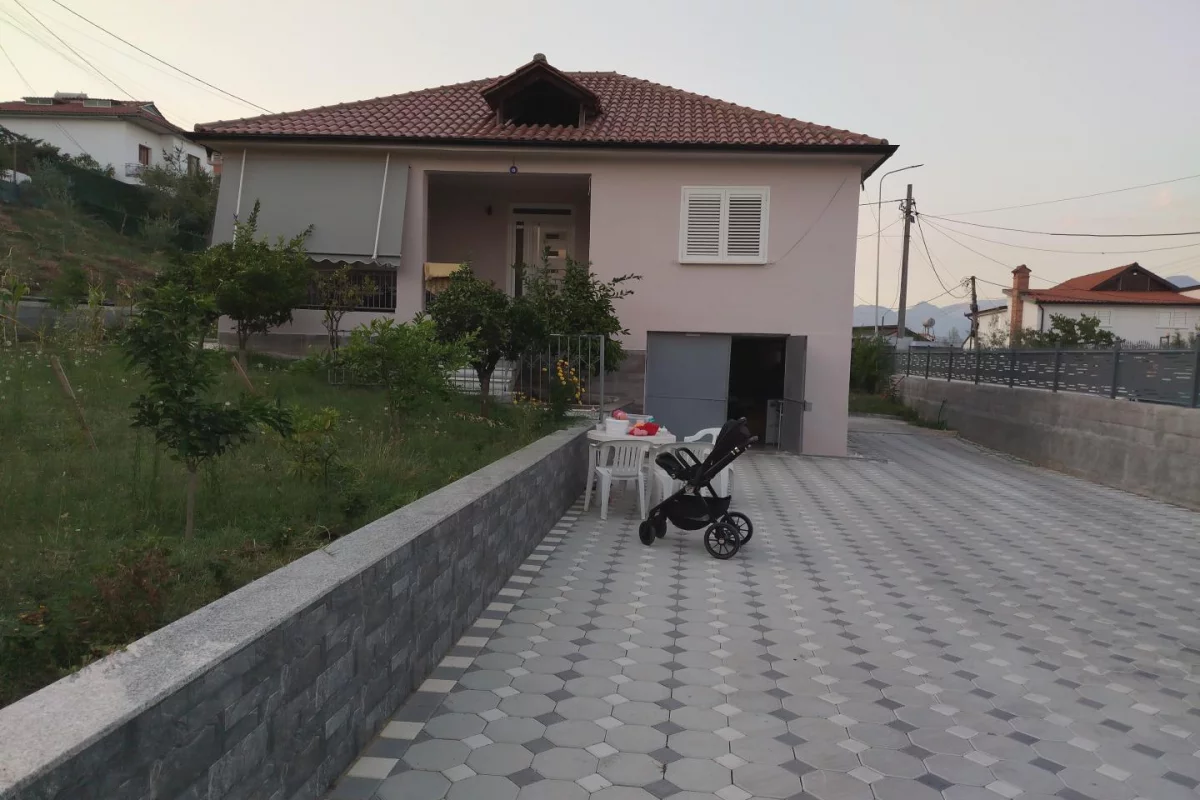 Shtepi ne shitje Shtepi Private ne Tirane, 3+1, Mobilimi Pjeserisht e mobiluar, Pagesa 240,000  Euro.