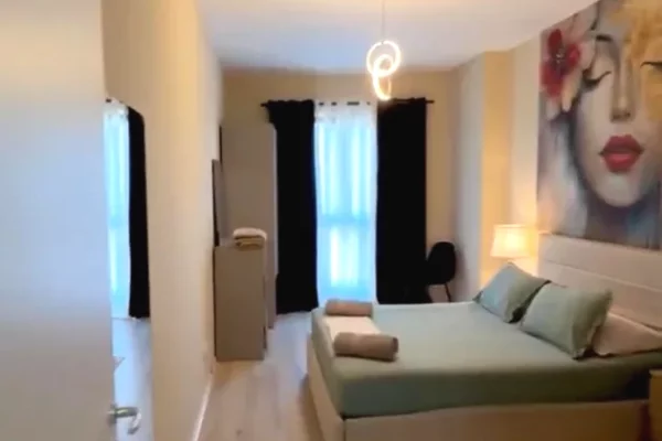 Jepet apartament 1+1+Post Parkimi me qira tek Pazari i Ri ! 1k euro !@11