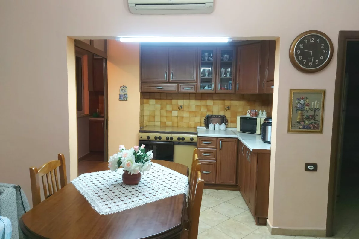 Shtepi ne shitje Apartament ne Tirane, 2+1, Mobilimi E mobiluar, Pagesa 135,000  Euro.