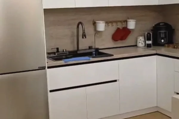 Shitet apartament 2+1+2 tek Bulevardi i RI , ish Stacioni i Trenit . 