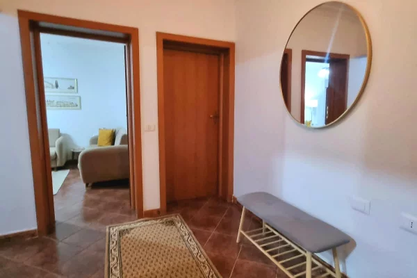 Jepet apartament 2+1 me qira tek Rruga e Elbasanit , prane Ambasada Amerikane , Shkolla e Baletit . 