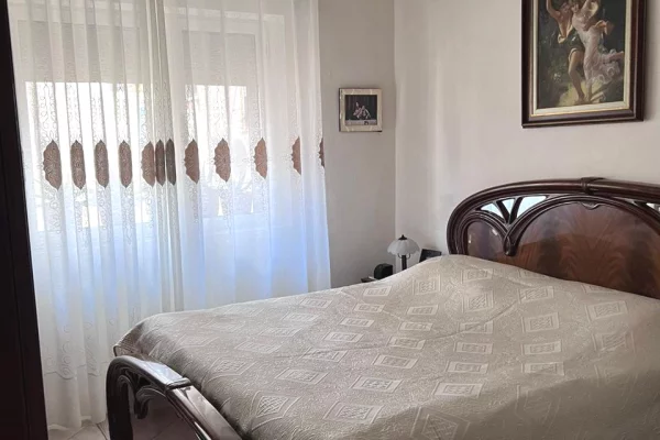 Jepet apartament 3+1 me qira tek Shkolla e Baletit , prane Lej Laj , Rruga e Elbasanit !850 leke !