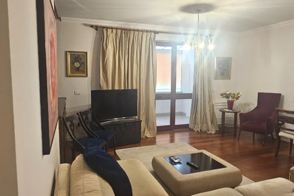 Shitet apartament 3+1+3 tek Ish Blloku .