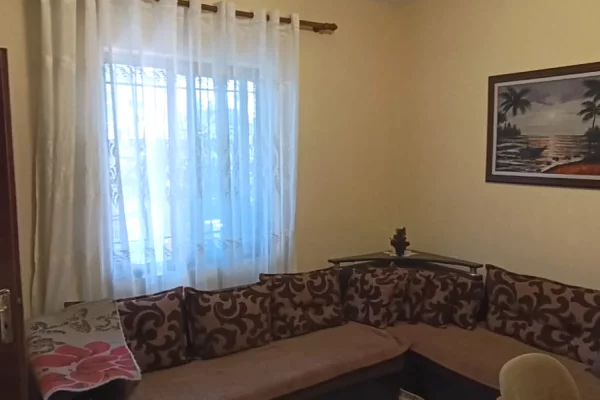 Shtepi me qera 2+1 ne Tirane - 450 Euro
