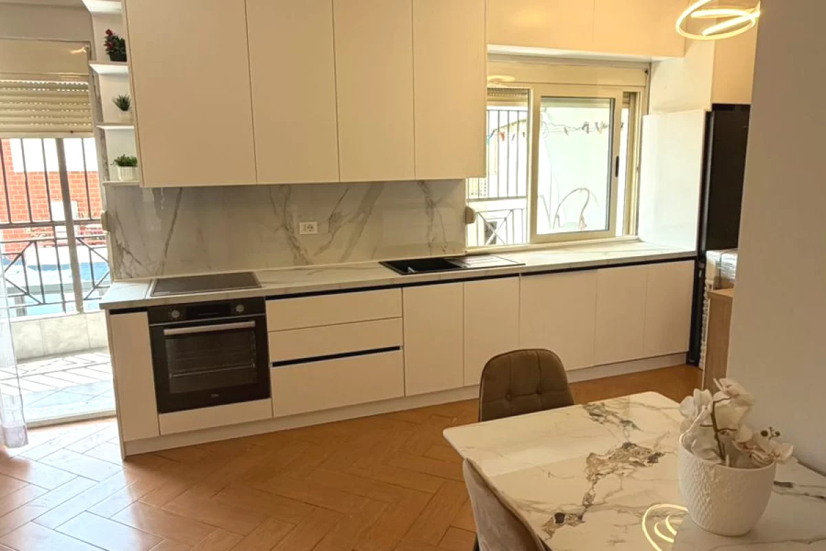Shtepi ne shitje Apartament ne Tirane, 2+1, Mobilimi E mobiluar, Pagesa 330,000  Euro.