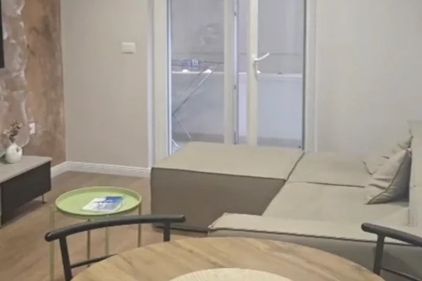 Jepet apartament 2+1 me qira tek Komuna e Parisit , prane Art Pasticeri .