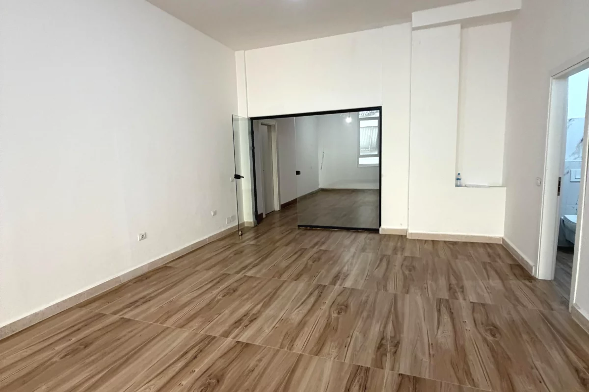 Jepen 2 ambiente sebashku me qira tek Donika Center , Rruga Mine Peza , Rruga e Durresit , Qender 
