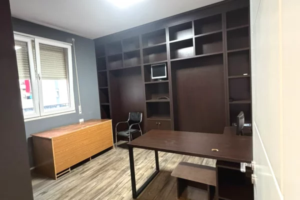Jepet apartament 3+1 per banim apo zyre me qira tek ish Fusha e Aviacionit .