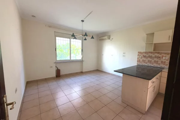 Jepet me qira vilë 3-katëshe me qira tek Kodra e Priftit , prane Shkolles Mrekullia , Kinostudio 