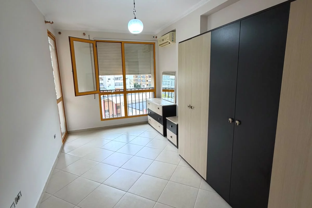 Jepet apartament 3+1+2 per zyre me qira tek Komuna e Parisit .