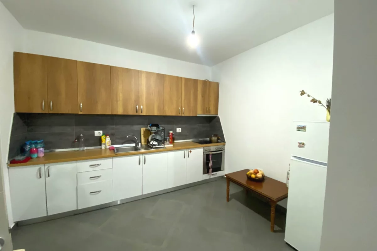 Shtepi ne shitje Apartament ne Tirane, 2+1, Mobilimi E mobiluar, Pagesa 140,000  Euro.