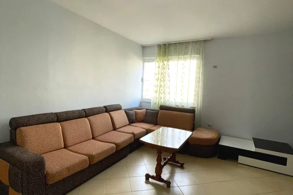 Shitet apartament 3+1 tek Pallatet Cabej , Yzberisht , Misto Mame , Astir , Kashar .