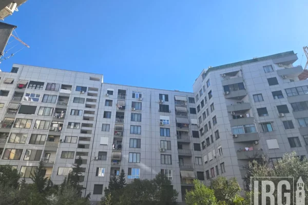 Shitet apartament 2+1+2 penthouse tek Pallatet Cabej , Yzberisht , Misto Mame , Astir , Kashar . 