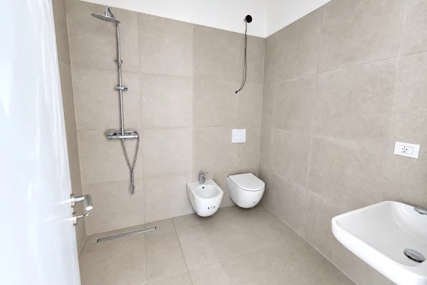 Shitet apartament 2+1+2 tek Orion Construction , Bulevardi i Ri , ish Stacioni i Trenit . 