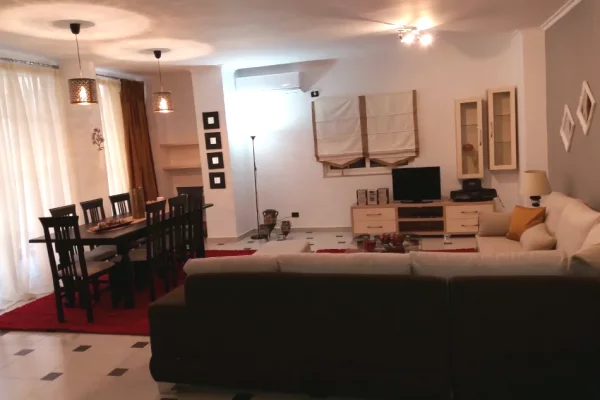 Shitet apartament 2+1 tek Komuna e Parisit , prane Kristal Center .