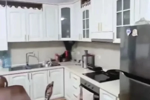 Shitet apartament 3+1+2 tek Komuna e Parisit , prane Esko Bar .