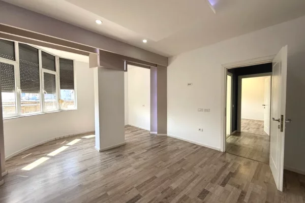 Ambient biznesi me qera 3+1 ne Tirane - 1,400 Euro