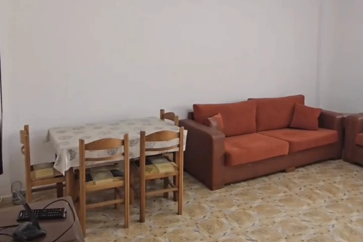 Shtepi ne shitje Apartament ne Tirane, 1+1, Mobilimi Pjeserisht e mobiluar, Pagesa 215,000  Euro.