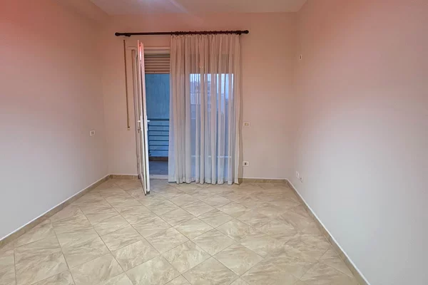 Jepet apartament 2+1+2 per banim apo zyre me qira tek Rruga Ali Demi , ish Tregu Elektrik .