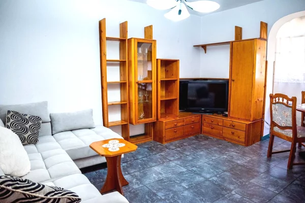 Jepet apartament me qera 2+1 tek Pazari Ri . 