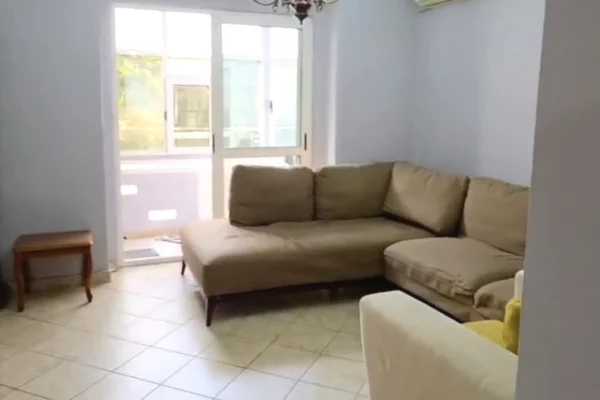 Shitet apartament 2+1 tek 21 Dhjetori , prane Komisariatit nr.2 , Rruga e Kavajes .