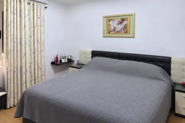 Shitet apartament 2+1 tek ish Parku i Autobusave , Rruga e Kavajes , 21 Dhjetori .