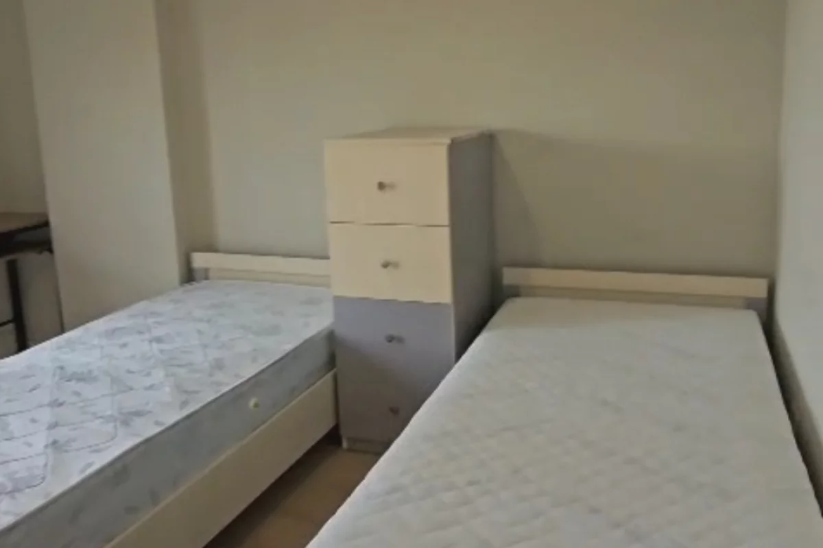 Shtepi ne shitje Apartament ne Tirane, 2+1, Mobilimi E mobiluar, Pagesa 240,000  Euro.