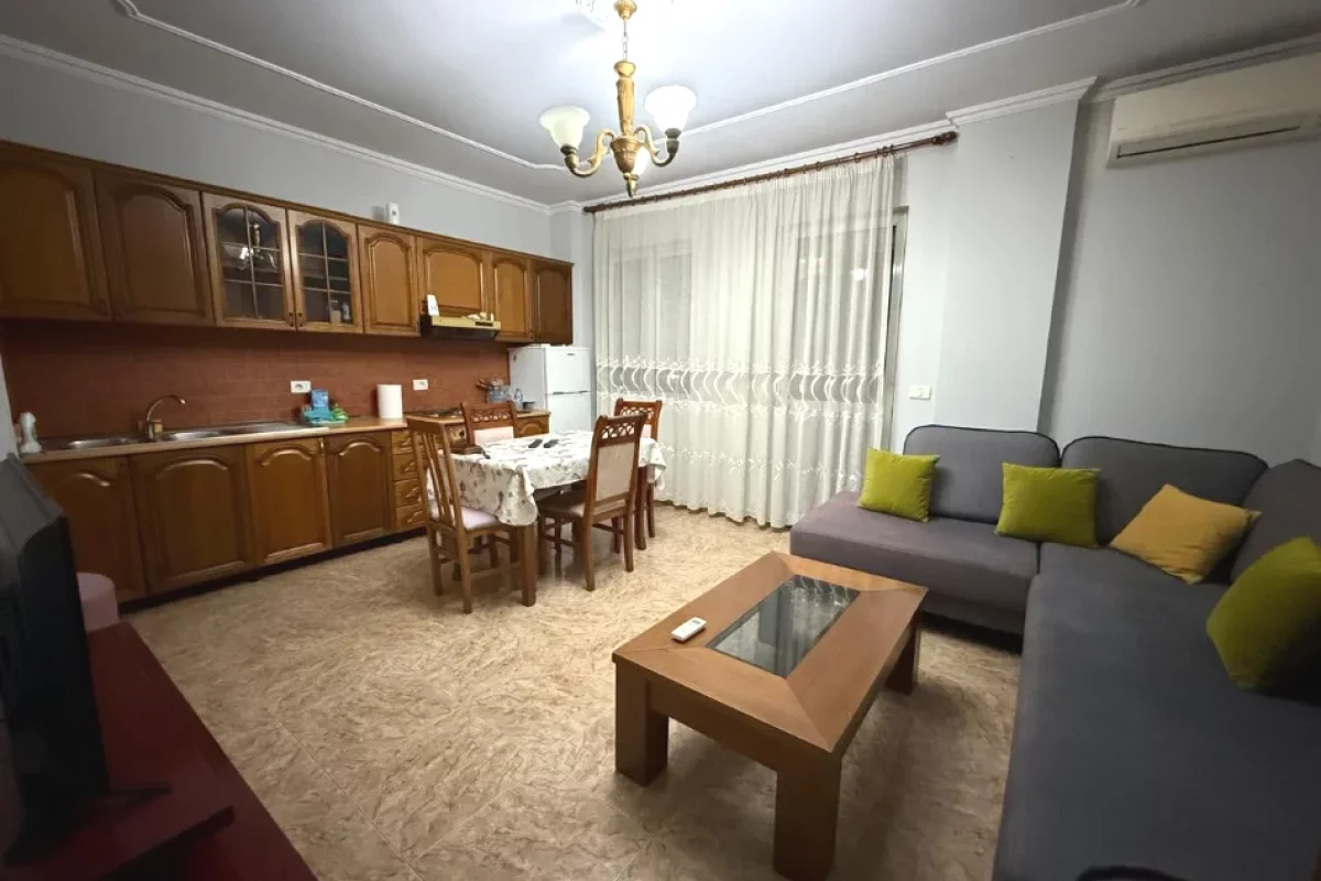 Shtepi me qera Papafingo(kati i catise) ne Tirane, 2+1, Mobilimi E mobiluar, Pagesa 650  Euro.
