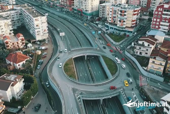 Ambiente Commerciale in Affitto 1+1 a Tirana - 2,000 Euro