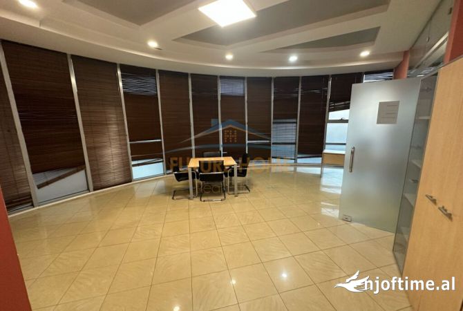 Ambiente Commerciale in Affitto 1+1 a Tirana - 1,700 Euro