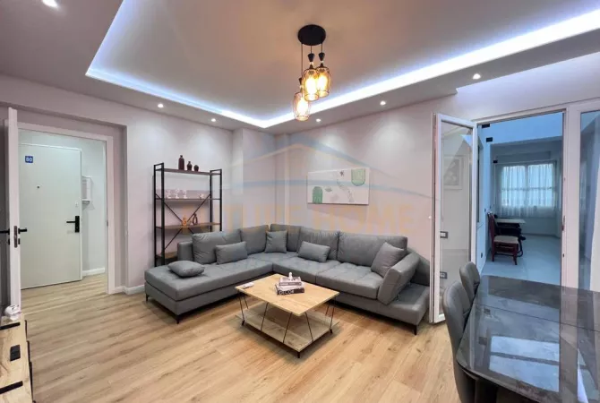 Shitet, Apartament 2+1+2, Rruga e Kavajës, Tiranë.