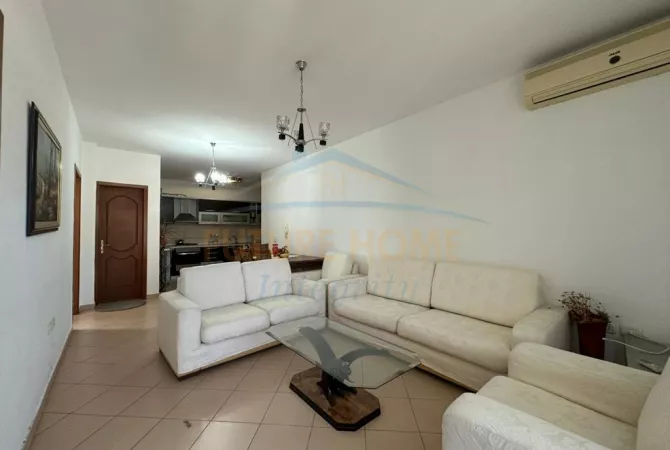 Shitet, Apartament 2+1+2, Pazari i Ri, Tiranë.