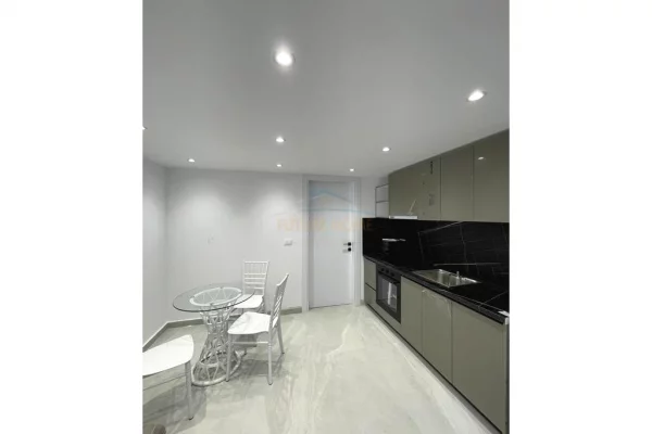 Qera, Loft, Fresk, Tiranë