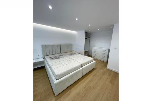 Shtepi me qera Duplex(shtepi me 2 kate) ne Tirane, 1+1, Mobilimi E mobiluar, Pagesa 450  Euro.