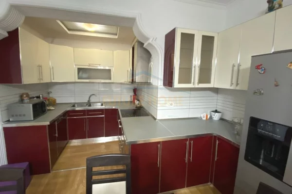 Shtepi me qera Apartament ne Tirane, 2+1, Mobilimi E mobiluar, Pagesa 600  Euro.