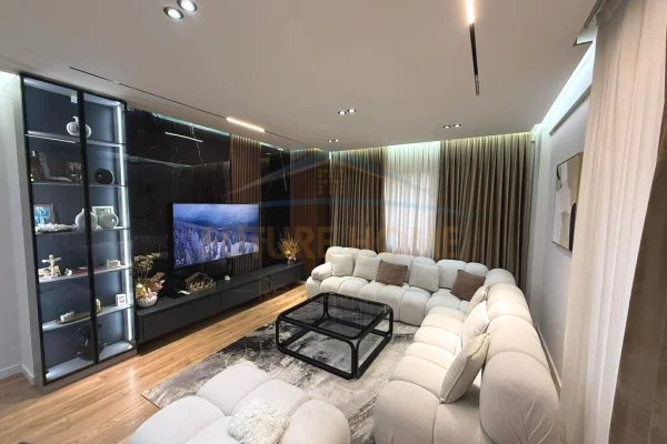 Appartamento in vendita a Tirana 3+1, Arredato