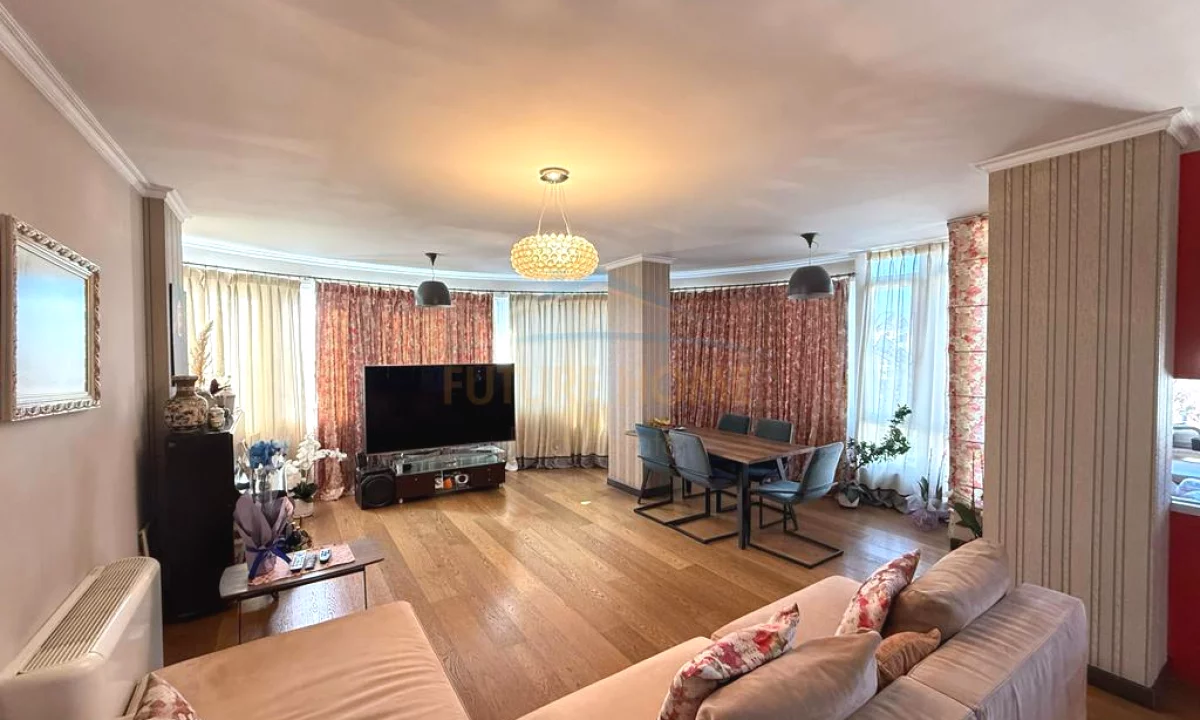 Duplex (casa a 2 piani) in vendita a Tirana 3+1, Arredato