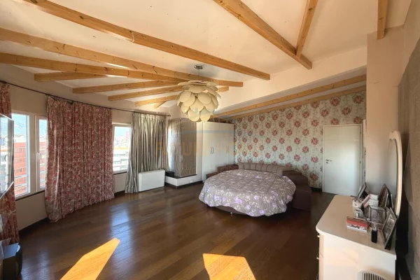 Duplex (casa a 2 piani) in vendita a Tirana 3+1, Arredato