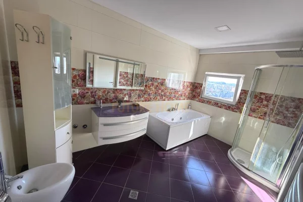 Duplex (casa a 2 piani) in vendita a Tirana 3+1, Arredato