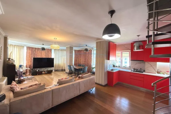 Duplex (casa a 2 piani) in vendita a Tirana 3+1, Arredato