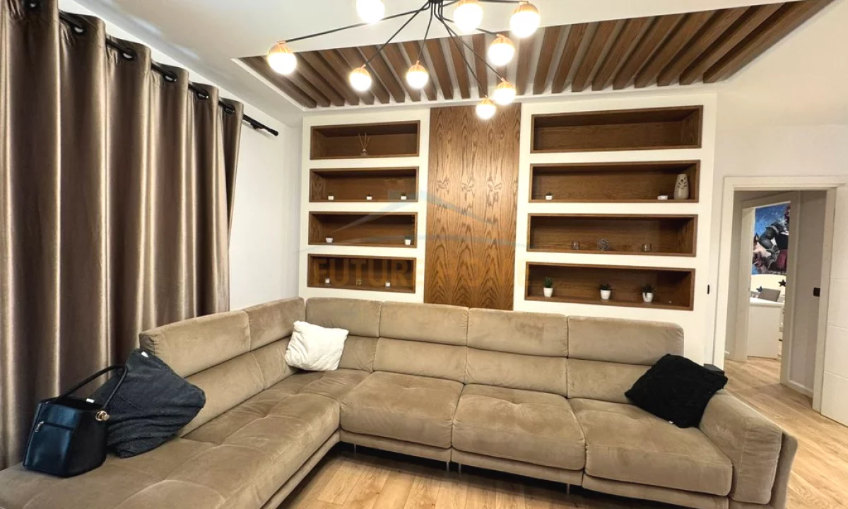 Shtepi me qera Penthose(kati i fundit panoramik) ne Tirane, 3+1, Mobilimi E mobiluar, Pagesa 1,500  Euro.