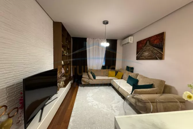 Shtepi ne shitje Apartament ne Tirane, 2+1, Mobilimi E mobiluar, Pagesa 203,000  Euro.