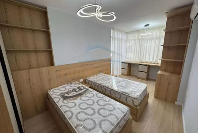 Shtepi ne shitje Apartament ne Tirane, 2+1, Mobilimi E mobiluar, Pagesa 250,000  Euro.