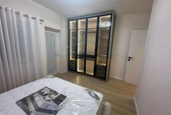 Shtepi ne shitje Apartament ne Tirane, 2+1, Mobilimi E mobiluar, Pagesa 250,000  Euro.